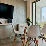 아파트 Sky View Apartment - Balcony Over Universitate