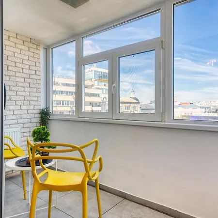 Апартаменти Sky View Apartment - Balcony Over Universitate